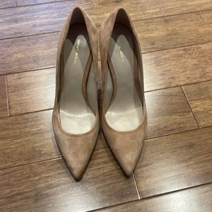 Stuart Weitzman nude suede pump, never worn. Gorgeous pinky nude color, size 8M